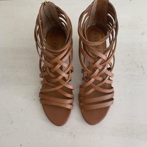 Hinge nets leather wedge sandal as 8 / cognac